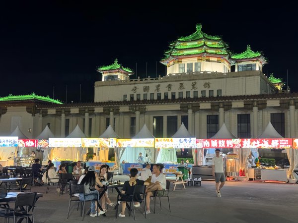 天盈资本 烟火气+文艺范+松驰感！年轻人花式解锁京城仲夏夜