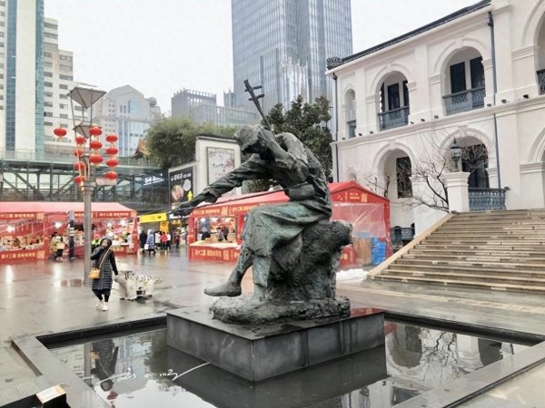 犇牛聚财 江苏无锡“最特别”的名人故居，破败不堪，游客惊叹：像乞丐住的